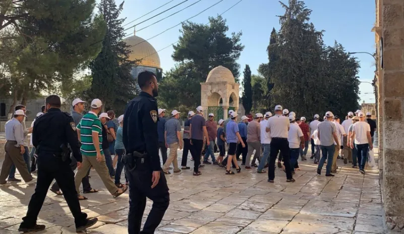مئات المستعمرين يقتحمون المسجد الأقصى بحماية شرطة الاحتلال