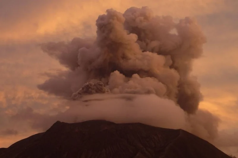 ثوران بركان جبل إيبو في شرق إندونيسيا