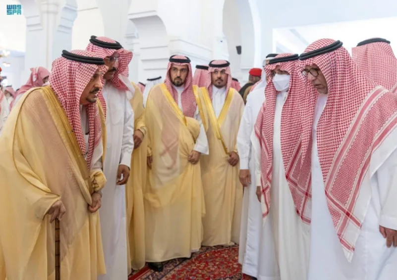 أمير الرياض يؤدي صلاة الميت على عبدالرحمن بن معمر