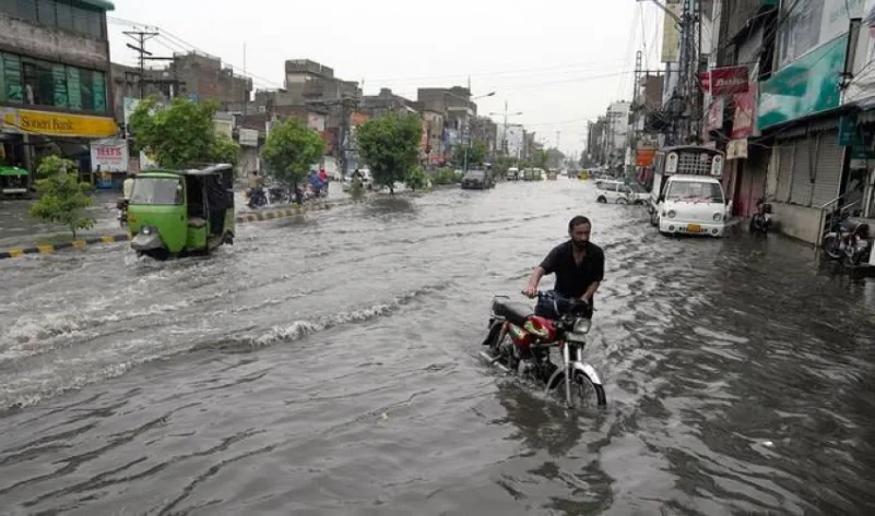 مصرع 17 شخصا وإصابة آخرين نتيجة الأمطار في باكستان