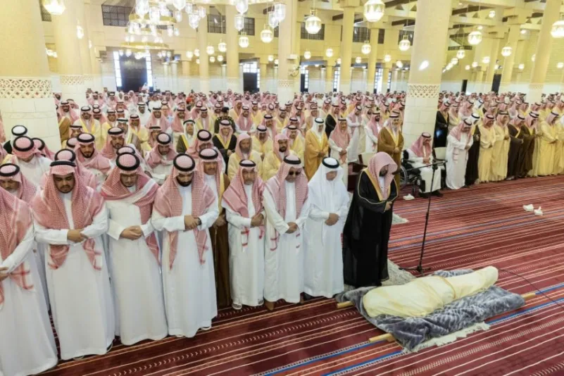 أمير الرياض يؤدي صلاة الميت على الأمير بدر بن عبدالمحسن