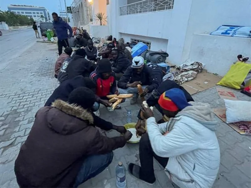السلطات التونسية تزيل خيام المهاجرين والأزمة تتصاعد