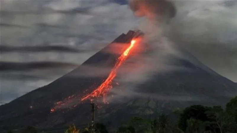 ثوران بركان جبل "إيبو" في جزيرة مالوكو الإندونيسية