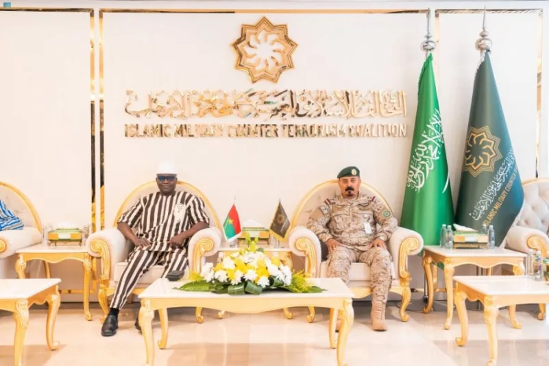 أمين التحالف الإسلامي يبحث مع وزير الدفاع البوركيني مجالات محاربة الإرهاب