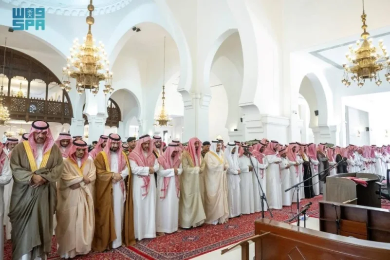 نائب أمير الرياض يؤدي صلاة الميت على والدة الأمير سلطان بن محمد بن عبدالعزيز