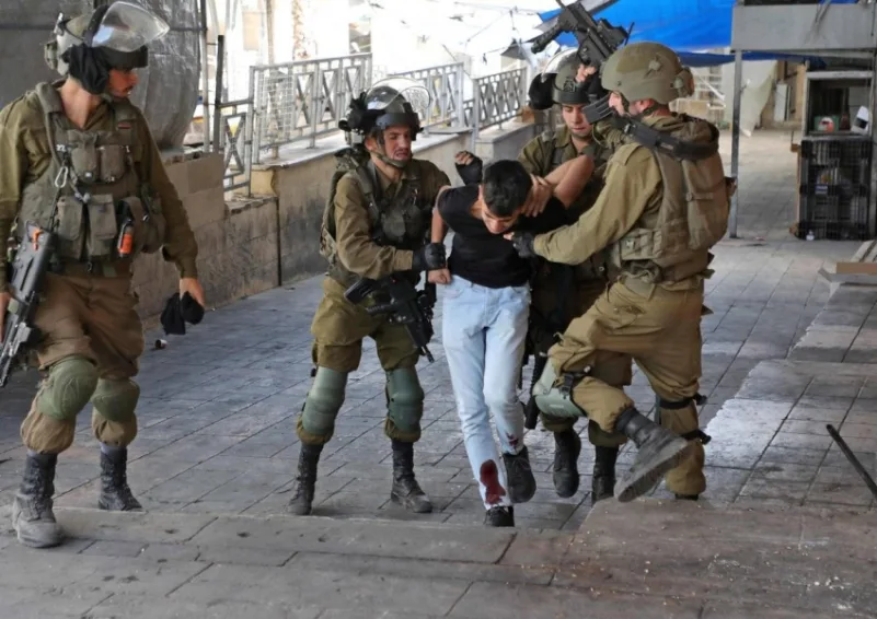 الاحتلال الإسرائيلي يعتقل 20 فلسطينيا من الضفة الغربية بينهم أسرى سابقون