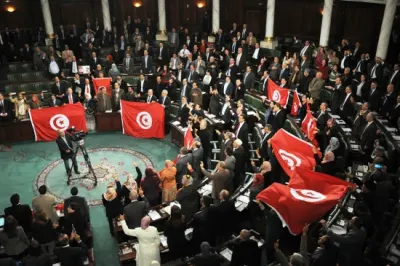 تونس.. مهد الربيع العربي تصادق على دستورها وتشكل حكومة مستقلة