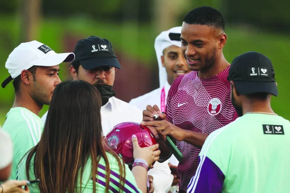 Qatar's Salem Al Hajri (2nd R) attends an event with volunteers in Doha on November 15, 2022, ahead of the Qatar 2022 World Cup football tournament. (Photo by KARIM JAAFAR / AFP)