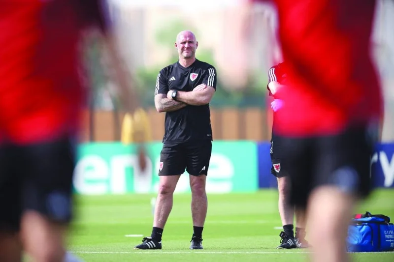 Wales' coach Robert Page (C) looks on at his players during a training session at the Al Saad SC in Doha on November 20, 2022, on the eve of the Qatar 2022 World Cup football match between the USA and Wales. (Photo by Adrian DENNIS / AFP)