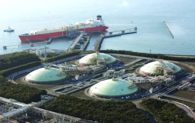 Liquefied natural gas (LNG) storage tanks and a tanker are seen at Tokyo Electric Power Co's Futtsu Thermal Power Station in Futtsu, east of Tokyo (file). Global LNG supply is slated to remain tight for years, which threatens to increase import costs and add to rising inflation.