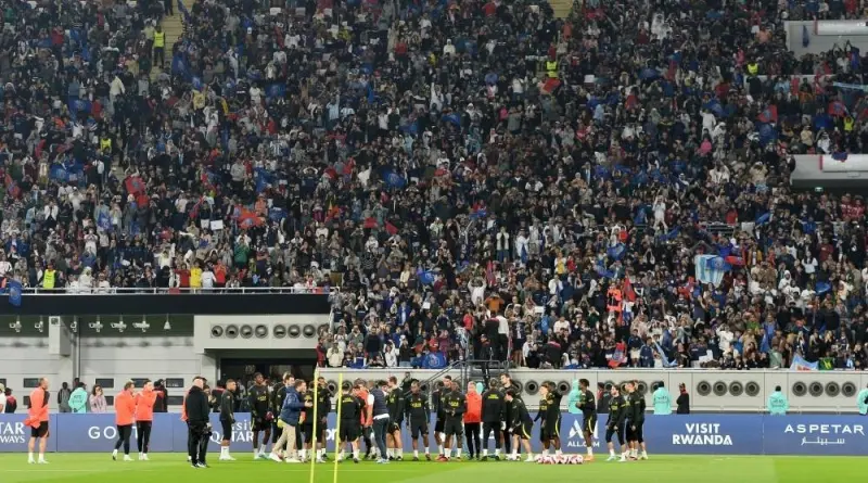 Paris Saint-Germain (PSG) players were greeted by 30,000 fans at the Khalifa International Stadium.