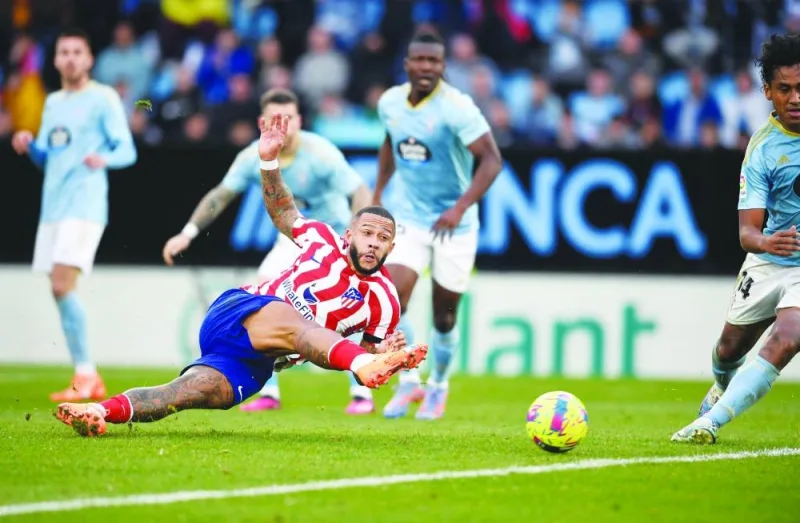 Atletico Madrid’s Memphis Depay scores during the La Liga match against RC Celta de Vigo in Vigo yesterday. (AFP)