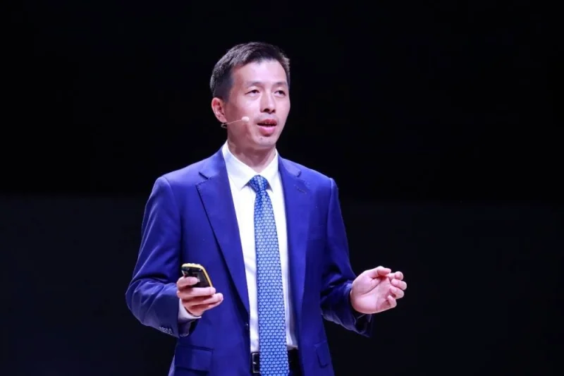 Peng Song, president of ICT Strategy and Marketing at Huawei, delivering a keynote speech titled &#039;Transcend Limits to Light up a Green Future&#039;.