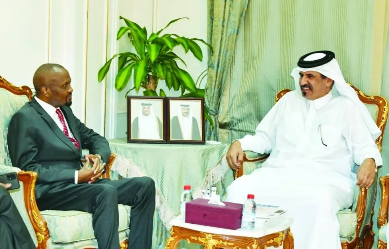 Qatar Chamber first vice-chairman Mohamed bin Towar al-Kuwari welcomes Kenya’s Minister of Trade, Investment, and Industry, Moses Kiarie Kuria, during a meeting held at the chamber&#039;s Doha headquarters.