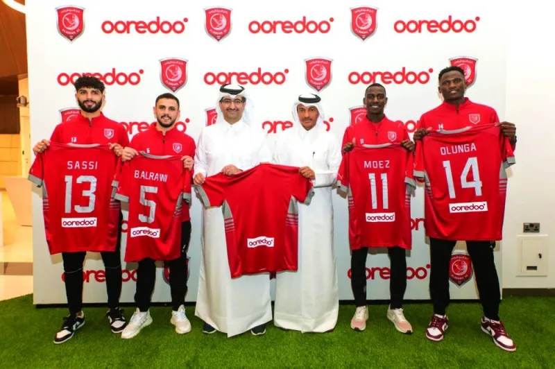 Ooredoo Qatar’s CEO Sheikh Ali bin Jabor al-Thani and Al Duhail Sports Club Vice-President Khalifa al-Sulaiti pose with the Duhail players.
