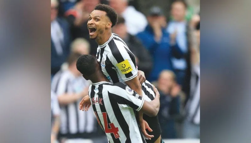 Newcastle United&#039;s English midfielder Jacob Murphy (left) celebrates scoring the team&#039;s third goal with Newcastle United&#039;s Swedish striker Alexander Isak during the English Premier League match against Tottenham Hotspur at St James&#039; Park in Newcastle-upon-Tyne, England, on Sunday. (AFP)