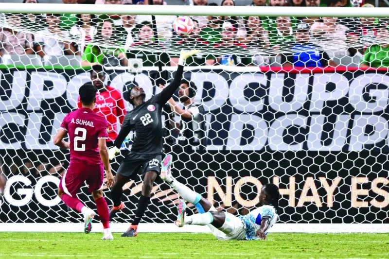 
Qatar’s goalkeeper Meshaal Barsham tries and fails to stop a goal by Honduras’ forward Alberth Elis during the Concacaf Gold Cup Group B match at the State Farm stadium, in Glendale, Arizona. (AFP) 