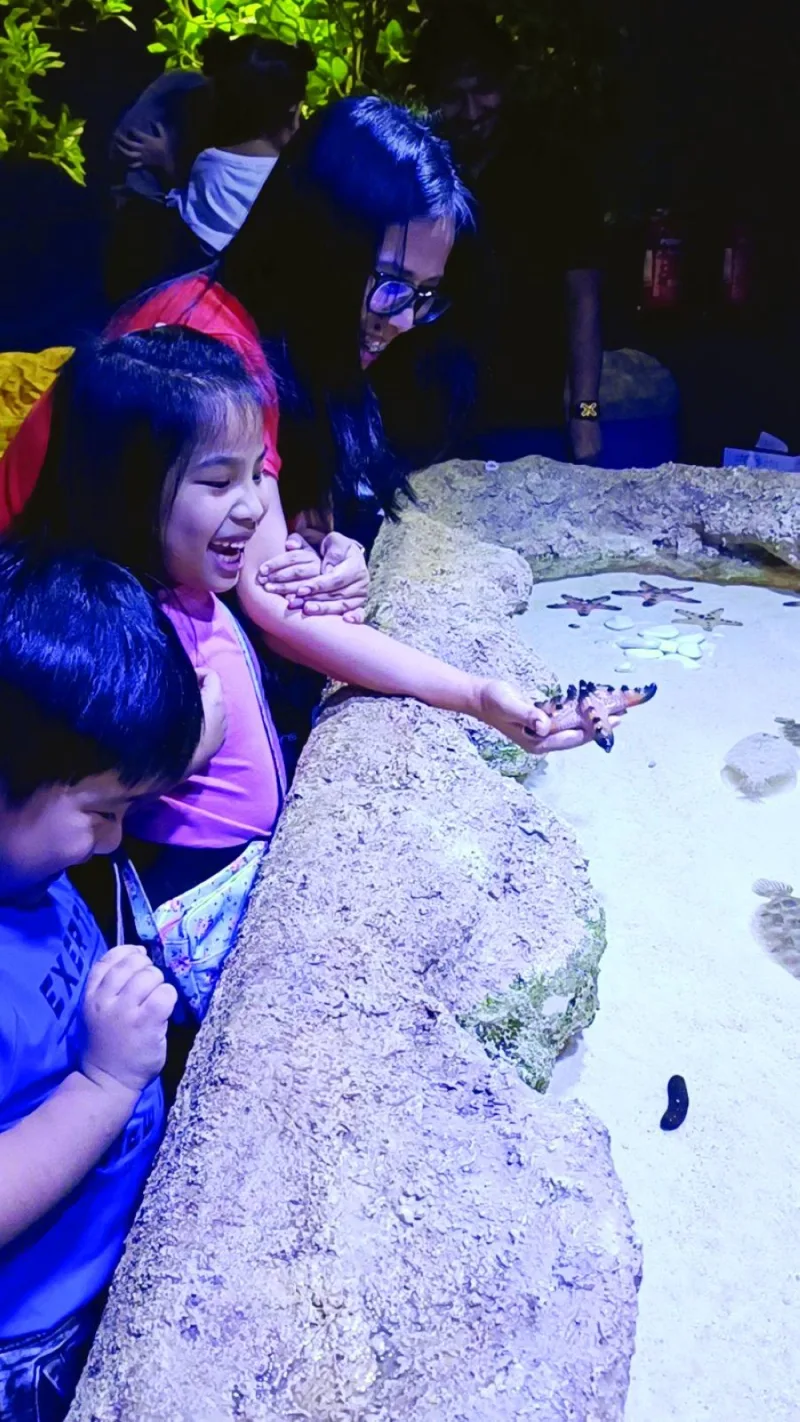 Engada Jr&#039;s family at the Touch Tank.