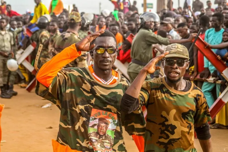 Niger&#039;s junta supporters take part in a demonstration in front of a French army base in Niamey, Niger, August 11. REUTERS/Mahamadou Hamidou 
