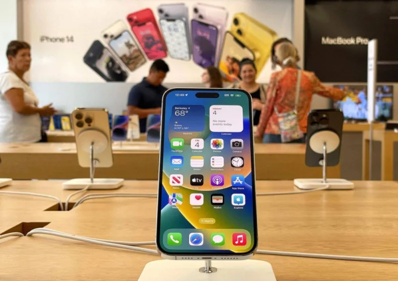 BERKELEY, CALIFORNIA - AUGUST 04: An Apple iPhone 14 is displayed at an Apple Store on August 04, 2023 in Berkeley, California. Shares of Apple stock fell on Friday morning after the tech giant reported third-quarter earnings on Thursday with revenue of $81.8 billion compared to an expected $81.69 billion. Revenues have declined for the third consecutive year.   Justin Sullivan/Getty Images/AFP (Photo by JUSTIN SULLIVAN / GETTY IMAGES NORTH AMERICA / Getty Images via AFP)