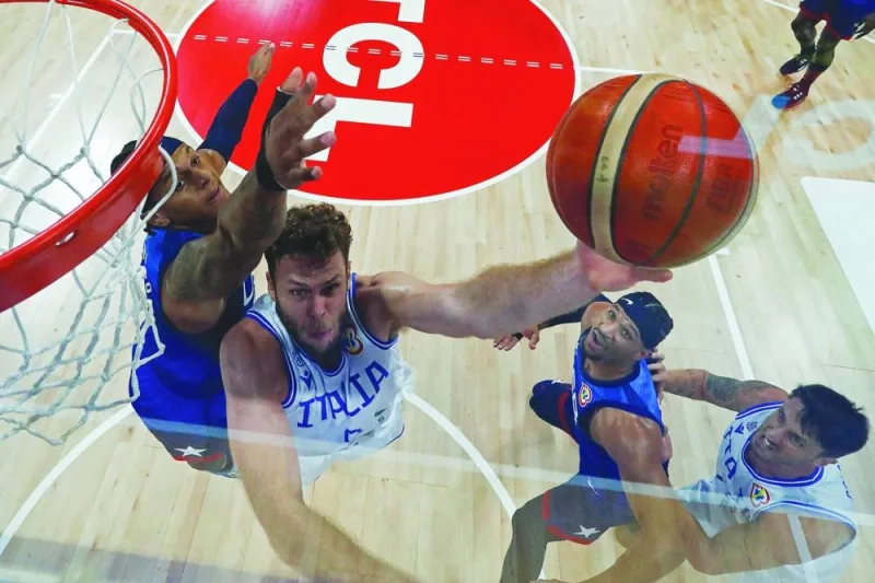 Italy’s Nicolo Melli (second left) attempts to dunk the ball as US’s Paolo Banchero (left) defends during the FIBA Basketball World Cup quarter-final in Manila on Tuesday. (AFP)