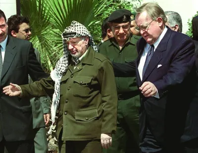 
Then-Palestinian Authority President Yasser Arafat with then-Finnish president Ahtisaari. 