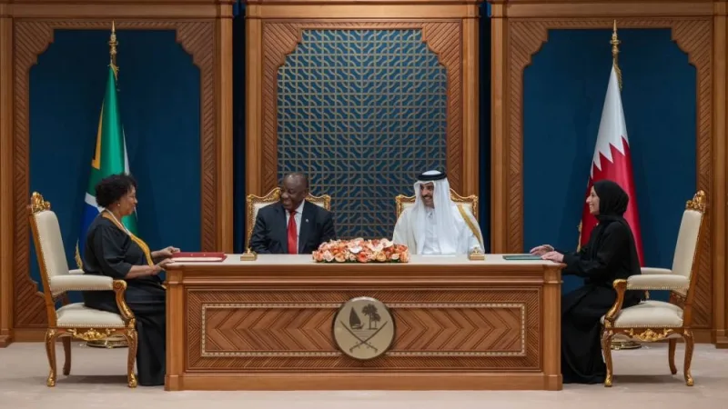 His Highness the Amir Sheikh Tamim bin Hamad Al-Thani and the President of the Republic of South Africa Cyril Ramaphosa witness the signing of memoranda of understanding.
