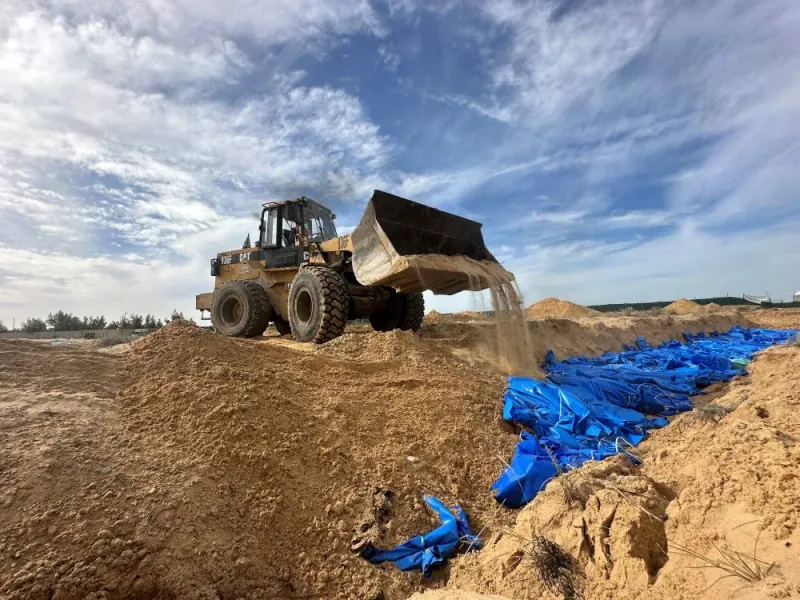 The bodies of Palestinians killed in Israeli strikes and fire are buried in a mass grave, after they were transported from Al Shifa hospital in Gaza City for burial, in Khan Younis in the southern Gaza Strip on Wednesday. REUTERS