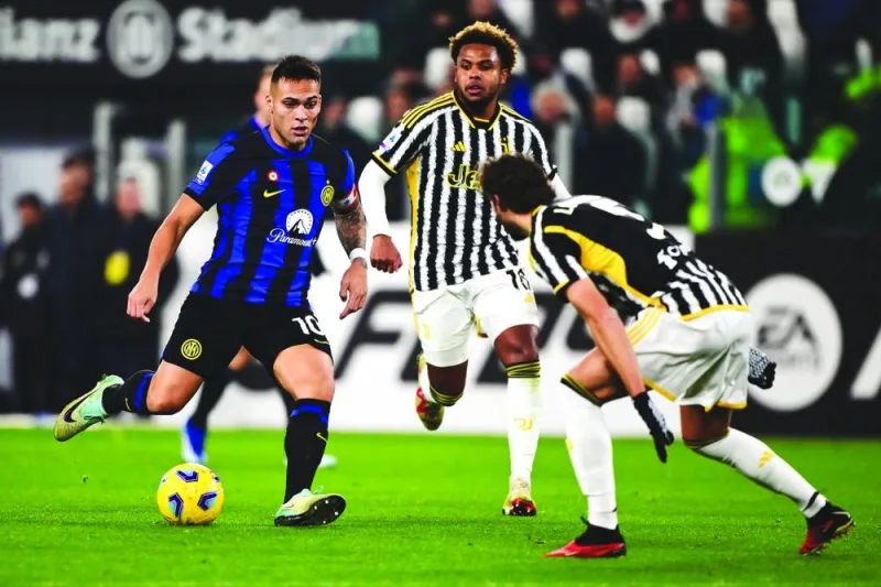 Inter Milan痴 forward Lautaro Martinez from Argentina (L) fights for the ball with Juventus American midfielder Weston McKennie (C) during the Italian Serie A football match Juventus vs Inter Milan at the Allianz Stadium in Turin, on November 26, 2023. (Photo by MARCO BERTORELLO / AFP)