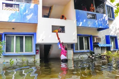 A volunteer offers food to a resident after his house got partially submerged following heavy rains due to Cyclone Michaung, in Chennai, India, December 6, 2023. REUTERS/Stringer NO RESALES. NO ARCHIVES.