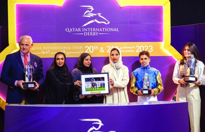 
Sheikha Alanood bint Abdullah al-Thani, Director of Monitoring and Evaluation of Education Above All, presented the trophies to 
connections of Nesrine, which won the Local Purebred Arabian Oaks. 