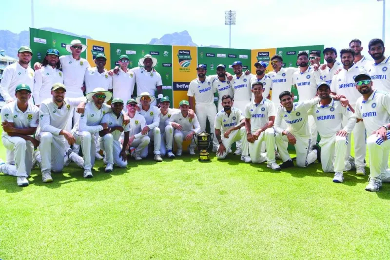 South Africa and India players pose with the trophy after drawing the Test series at Newlands Stadium in Cape Town on Thursday. (AFP)
