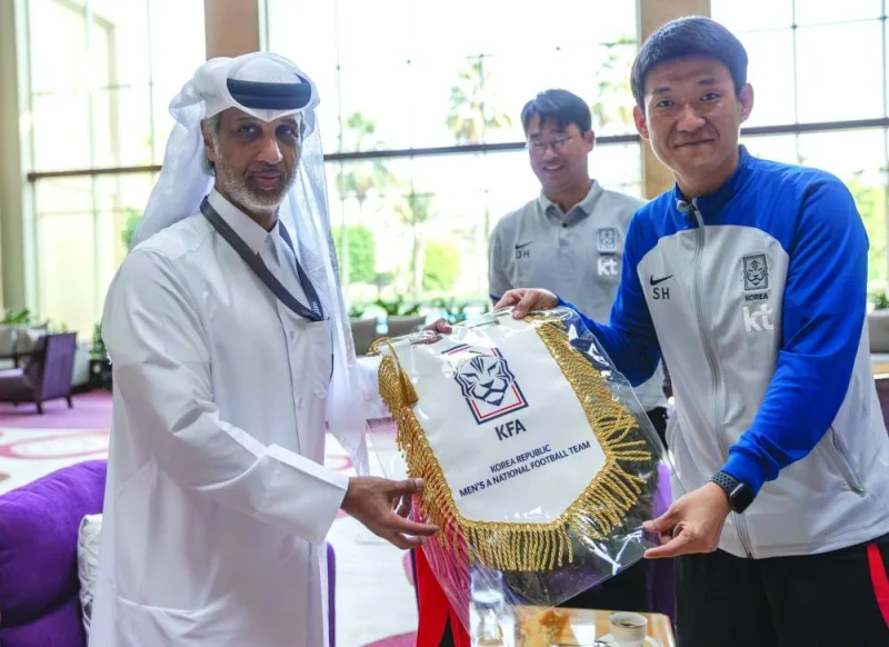 
HE Sheikh Hamad bin Khalifa bin Ahmed al-Thani, the Minister of Sports and Youth and Chairman of the AFC Asian Cup Qatar Local Organising Committee, with a South Korean official. 