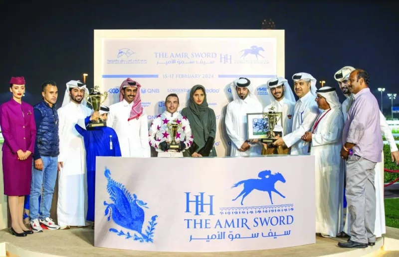 
Sheikha Alanood bint Abdullah al-Thani, Director of Monitoring and Evaluation, and Nasser al-Kadi, Head of Monitoring and Evaluation, of Education Above All, crowned the winners of Al Zubara Trophy. 