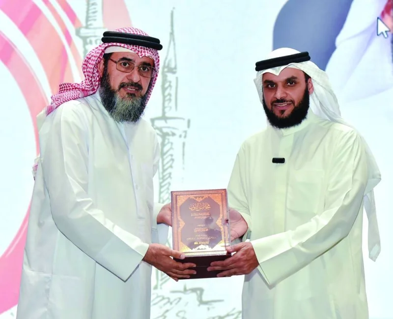 Dr Ibrahim al-Ansari honouring Sheikh Dr Muhammad al-Barrak (right).