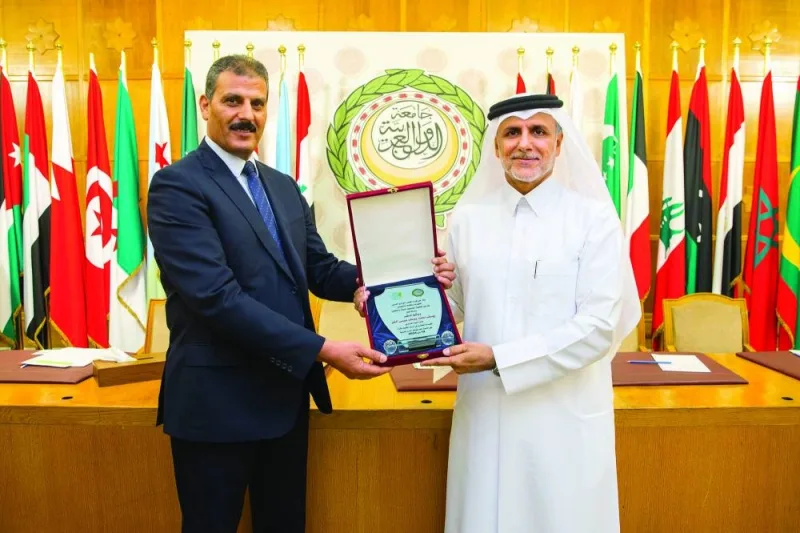 Dr Yousef Alhorr receiving the award