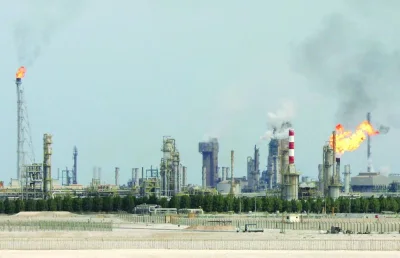 An oil refinery on the outskirts of Doha (file). Qatar recorded increased output of beverages, refined petroleum products and rubber and plastics, even as the country&#039;s industrial production index was on a decline in April 2024 compared to the previous month&#039;s levels, according to the data released by the National Planning Council.