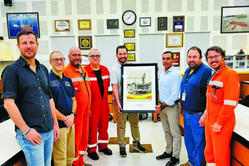 Abderrahmane Najmi, Project and Development Leader – Gas Assets, at TotalEnergies EP Qatar presents a safety recognition award to Saipem’s Offshore Division Fabrication Operation Manager Balzano Giuliano, at the Karimun Yard in Indonesia.