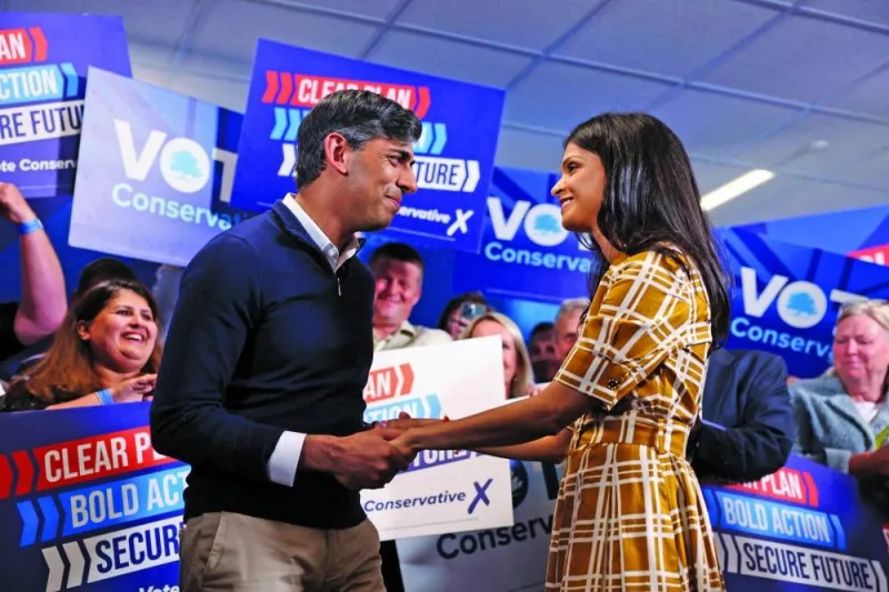 
British Prime Minister and Conservative Party leader Rishi Sunak and his wife Akshata Murty hold hands during his final rally at Romsey Rugby Football Club, in Romsey, Hampshire as part of a campaign event in the build-up to the UK general election held yesterday. (AFP) 
