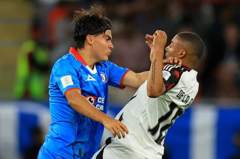 Soccer Football - FIFA Intercontinental Cup - Derby of the Americas - Cruz Azul v Flamengo - Ahmad Bin Ali Stadium, Al-Rayyan, Qatar - December 10, 2025 

Cruz Azul&#039;s Luka Romero clashes with Flamengo&#039;s Nicolas de la Cruz. REUTERS
