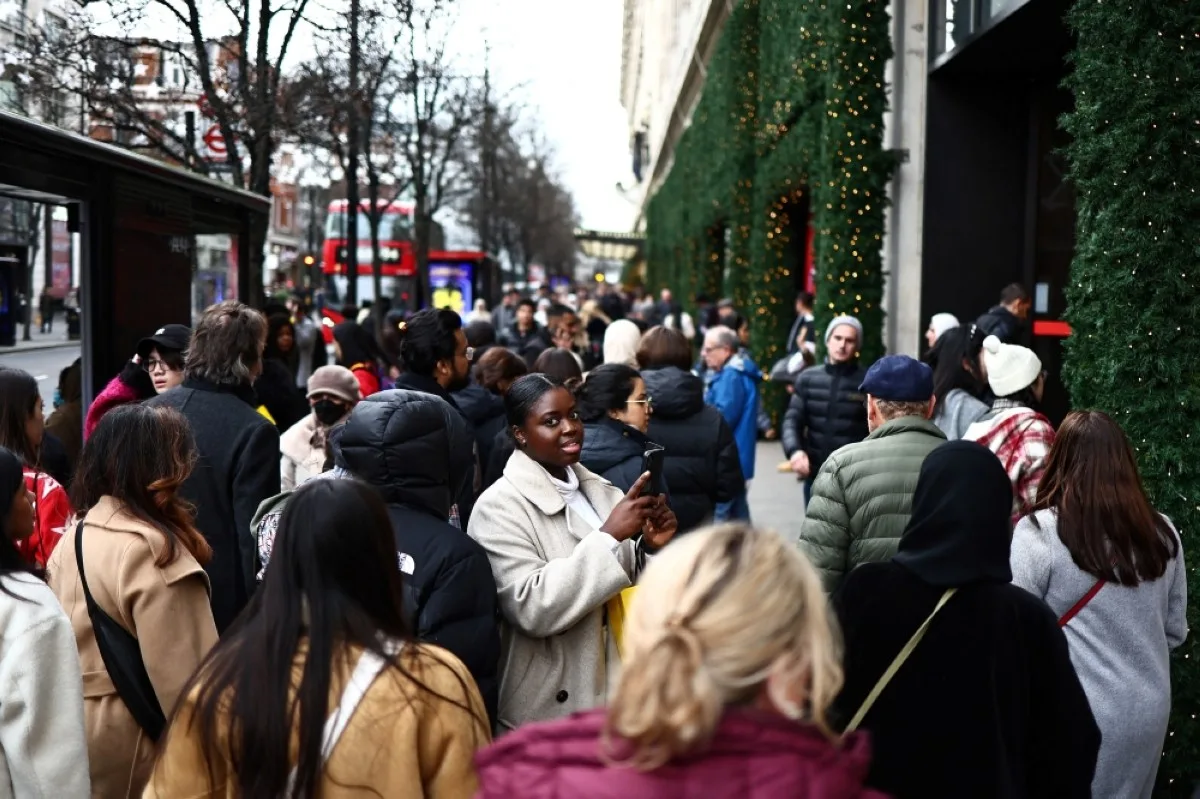LONDON: Shoppers carry their shopping bags along Oxford Street during the Boxing Day sales in London on December 26, 2023. – AFP