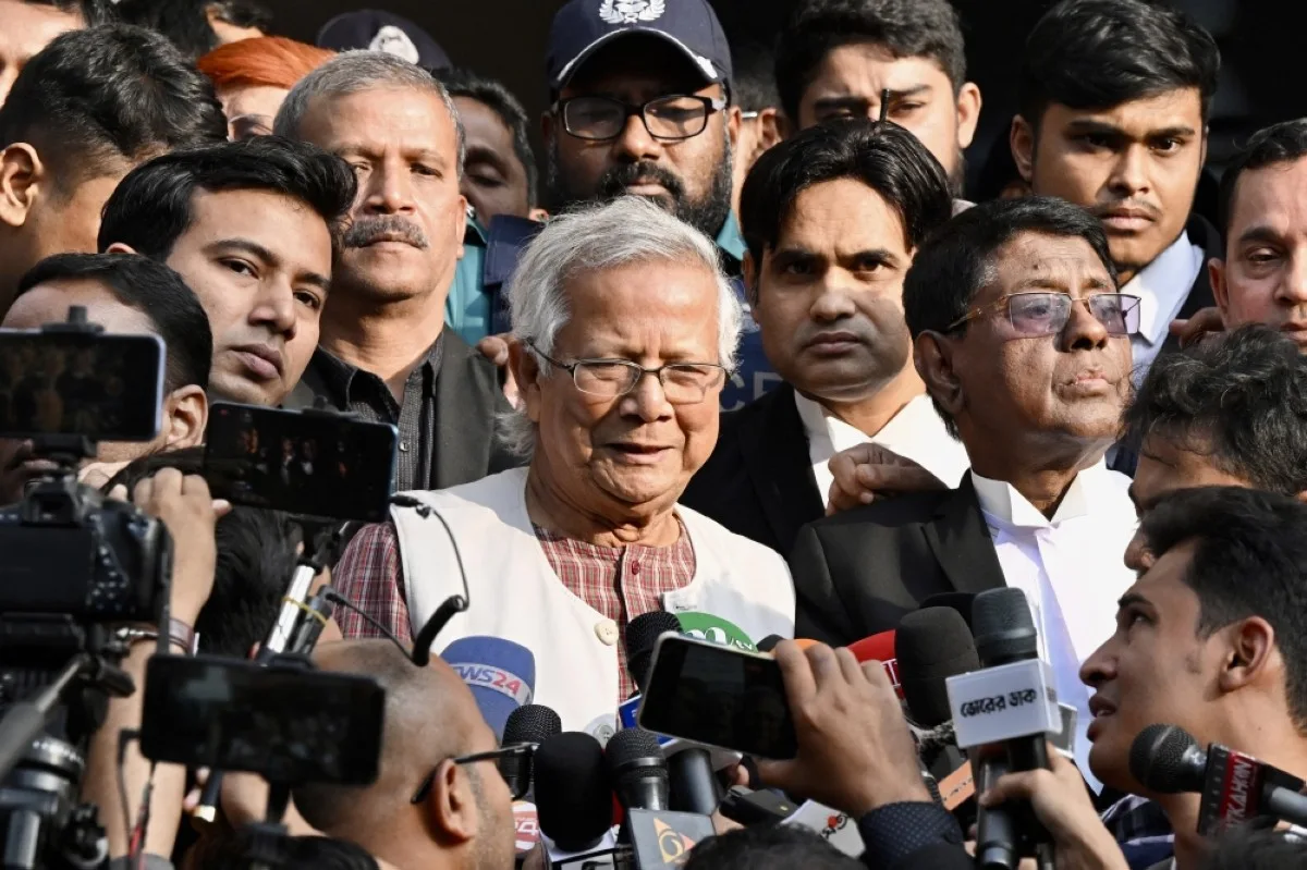 DHAKA: Bangladeshi Nobel peace laureate Muhammad Yunus (center) leaves a court in Dhaka on January 1, 2024.-- AFP