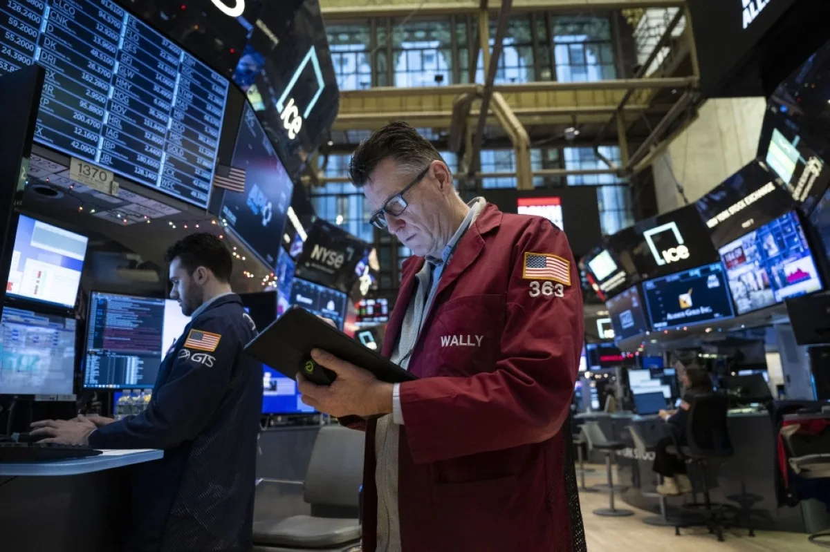 NEW YORK: Traders work on the floor of the New York Stock Exchange (NYSE in New York City. -- AFP