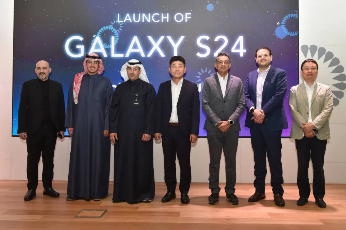 Nawaf Algharabally and Doohee Lee with executives from Samsung Gulf and Albabtain.