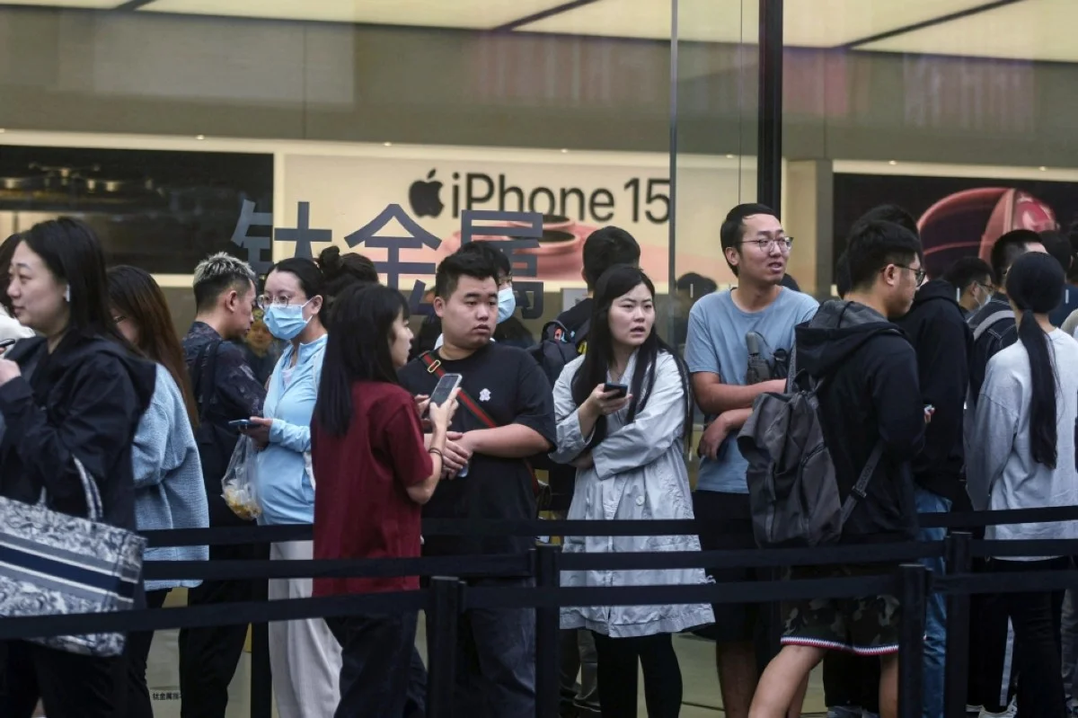 HANGZHOU: People line up to purchase newly-launched iPhone 15 mobile phones at an Apple store in China&#039;s eastern Zhejiang province on Sept 22, 2023. – AFP 

