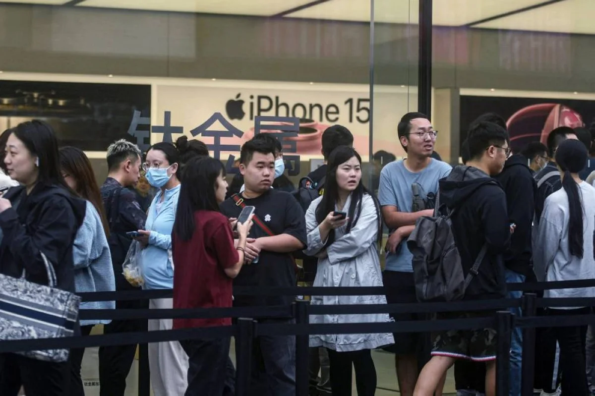 People line up to purchase newly-launched iPhone 15 mobile phones at an Apple store in Hangzhou, in China's eastern Zhejiang province on September 22, 2023. (Photo by AFP) / China OUT / CHINA OUT