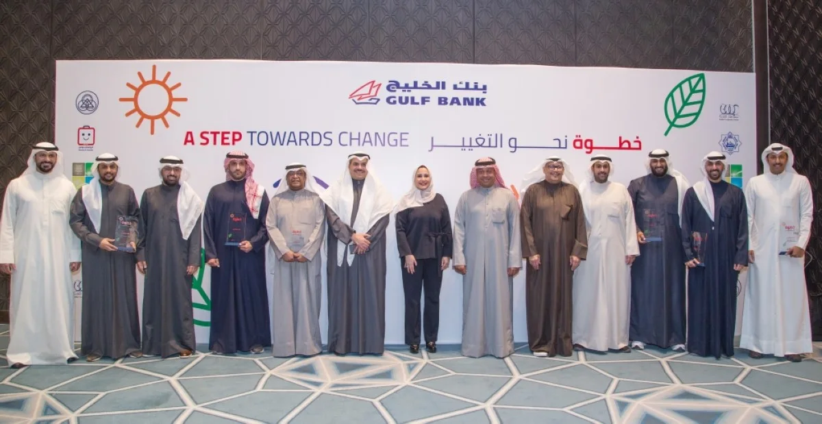 KUWAIT: Jassim Mustafa Boodai (center) stands for a group photo with the participants.