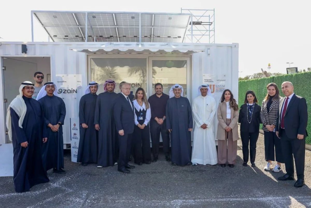 Professor Zabalawi and Al Khashti with Zain’s team, AU officials, and the students.