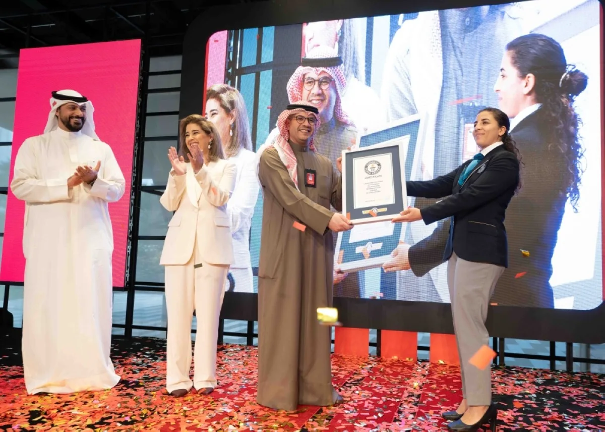 Mohammad Al-Qattan receives the certificate for entry into the Guinness World Records, accompanied by Najla Al-Eisa and Ahmad Al-Amir.