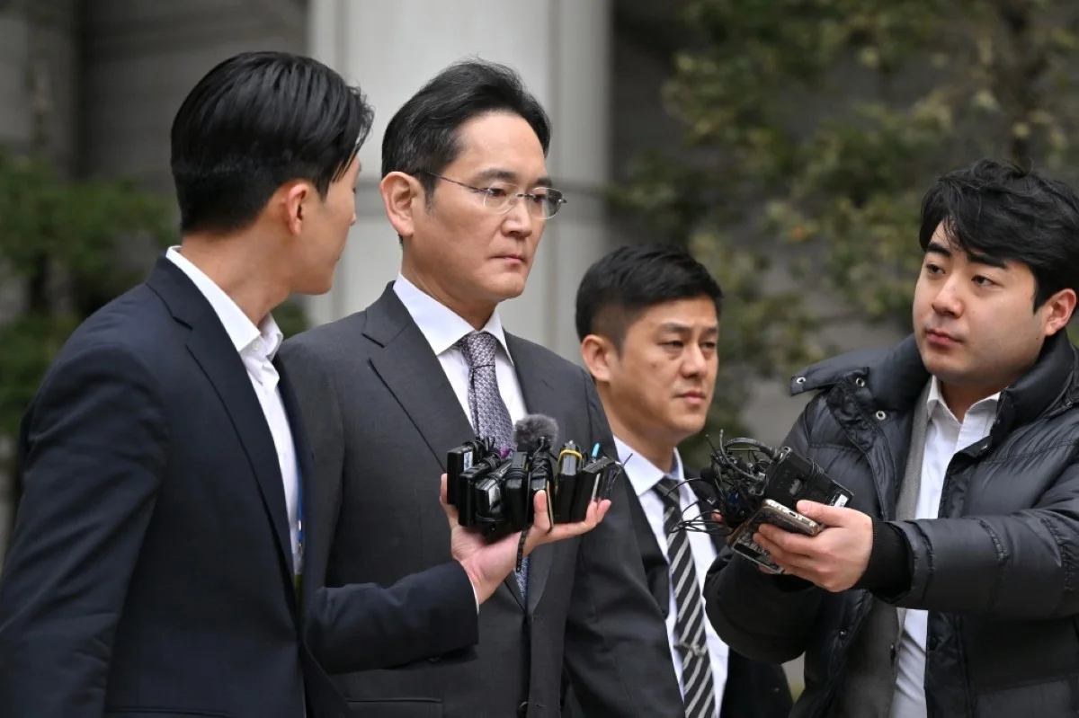 SEOUL: Samsung Electronics chairman Lee Jae-yong (second left) leaves after receiving his verdict on the controversial 2015 merger case, at the Seoul Central District Court in Seoul on February 5, 2024. -- AFP

